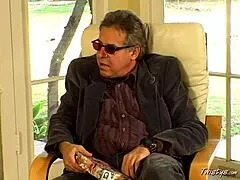 Atletická dievča dráždi chlapa dildom v ústach, líže a mazná jeho veľký chuj