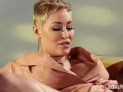 Bombshell baas bitch domineert collega met intense liksessie