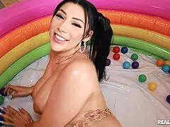 Extrem heiße kleine Schönheit eingeölt zum Saugen