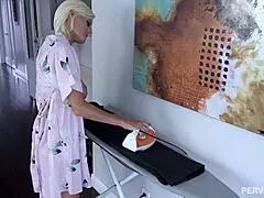 Тази невероятна MILF курва с големи цици е майстор на POV свирките