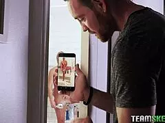 ¡Mírame, nena caliente! Cómo me dildo el culo en la ducha