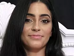 魅惑的なブロンドがピンクランジェリーで「今すぐ全ての穴を激しく埋めて！」と懇願