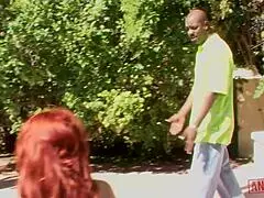 Pelirroja habilidosa con tatuaje caliente se enfrenta a dos negros