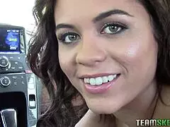 Legesyg babe sutter pik hårdt i parkeret bil for hurtige penge