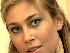 Cette sublime jeune bombe au corps parfait veut te chauffer maintenant