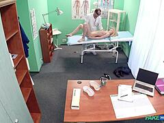 Stoute dokter, vinger je die blonde patiënt op verborgen camera?