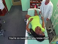 Τα έκανα θάλασσα, γιατρέ, πεθαίνω να με πηδήξεις εδώ στο νοσοκομείο!