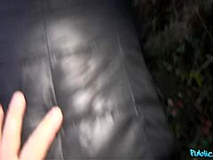 Pikapano upean eurooppalaisen brunette-kaun kanssa