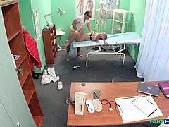 ทนไม่ไหวต้องแยกขาให้ปากหิวของหมอ