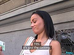 Szuper dögös vékony csaj pénzt vesz nyilvános dugásért.