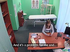 पापी डॉक्टर ने मरीज को डेस्क पर जंगली हरकत के लिए बहकाया