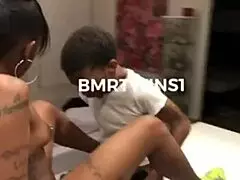 Wilder Partyspaß mit kleinen Kerlen und einer neugierigen Babe, die ihn lutscht