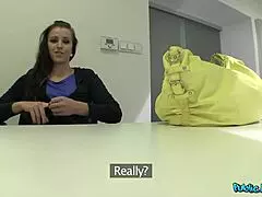 Denne høye slanke brunetten runker og suger fremmed kæmpekuk før missionary knull