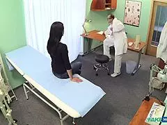 Docteur horny séduit jeune beauté pour baise missionnaire