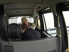 Хеј, хоћеш да видиш ову кучку са великим сиcама како јој лижу мокру пику и јебу у таксију?