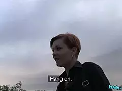 Wow, denne ville rødhårede viser frem den fantastiske kroppen sin for penger