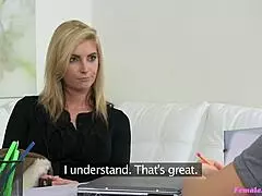 Versaute blonde Chefin macht Praktikanten zu ihrem Lustsklaven im Büro