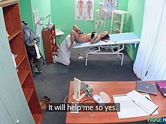 Супер горячая красотка с натуральными сиськами получает ласки груди