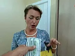 Sexy dame deepthroater stor kuk og tar den i rumpa for penger