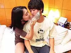 Primeiro gozo prostático com massagem anal intensa e punheta provocante