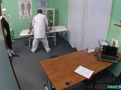 ホットな美女がデスク上で医者のデカチンに激しく突かれる！