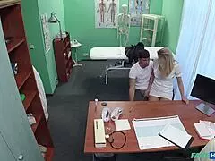 Super sexi sestrička zvádza nadržaného pacienta