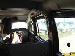 Superhet ebenholtstjej, vill du se mig suga och rida hårt? Jag är på knä och blir borrad