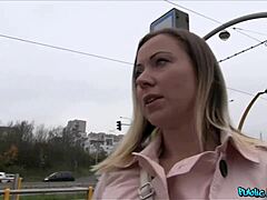 Nadržaný chlap zobral roztomilú Češku na hlboký orál