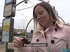 Tío cachondo recoge a una checa mona para una mamada profunda