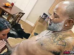 Sofie Marie svádí opraváře velkým černým čurákem