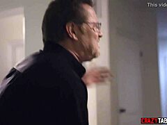 Piccola babysitter giovane si fa scopare duro da un papà in lutto! 😱