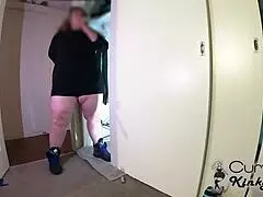 Chubby MILF polttaa ja pissaa kaapissa heiluttaen iso perse! 🍑🚬