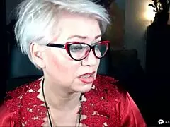 Mamma russa bionda in lingerie costretta a mostrare le tette grandi in webcam