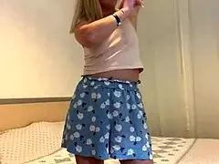 Milf self-depilates underarms and legs in heels