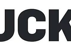 Stuck4kの女がジムの罠から逃れるためにトレーナーにガン突きされる！