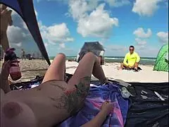 Ekshibicionistična žena Mrs. Kiss deli POV posnetek z golih plaž, kjer voajer drka, medtem ko moški gledajo.