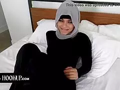 Arabische Schönheit bläst Trainer-Schwanz im Hijab beim Workout und zeigt sexy Lingerie