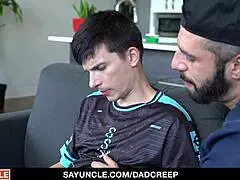 Táta zkoumá gay touhy se synem